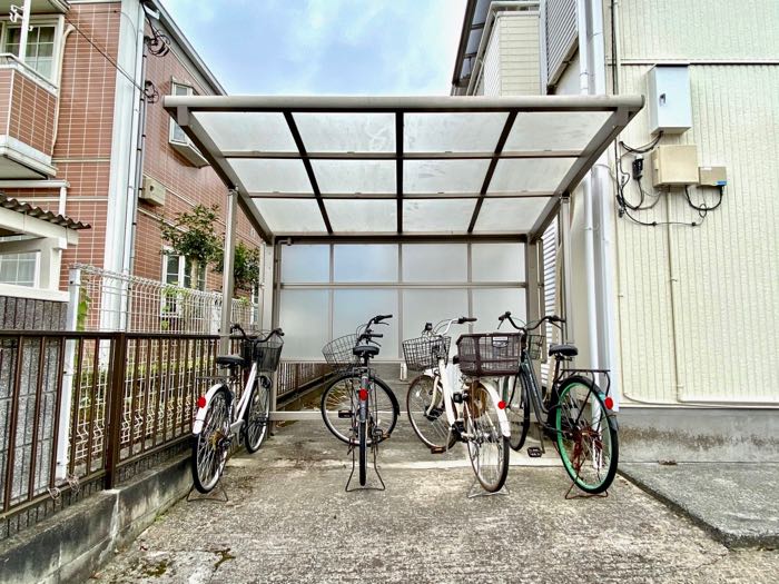自転車とバイクは無料、駐車場は月額10,000円です