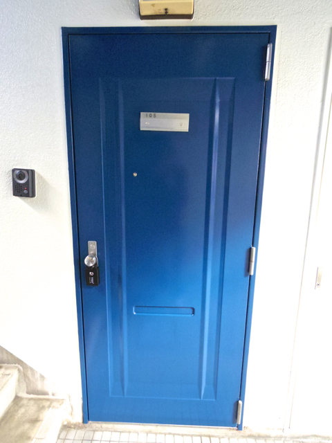 玄関ドアはブルー