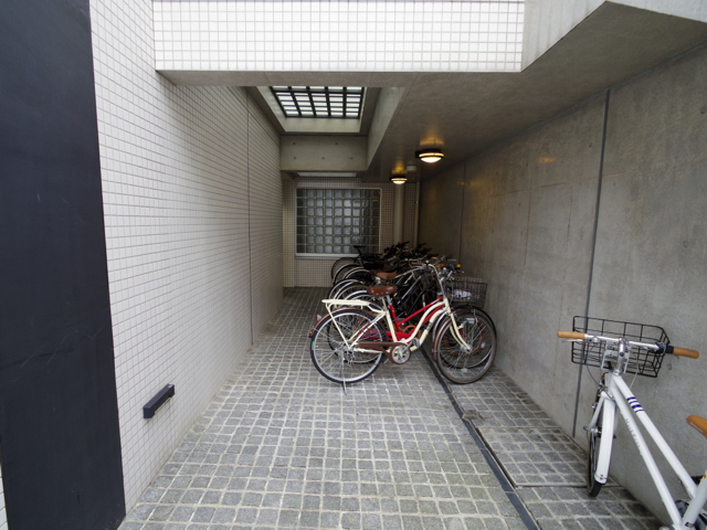 自転車置場。雨にぬれないスペースもありますね