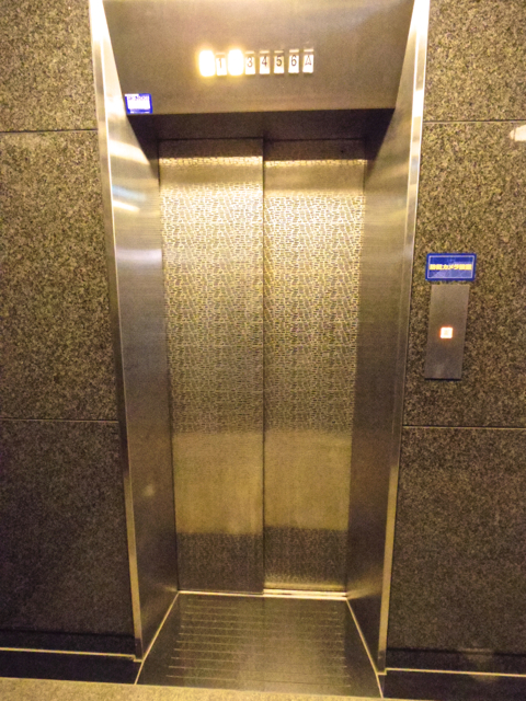 エレベーター。ゴールドですニャ