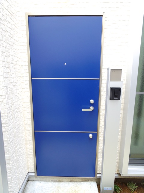 鮮やかなブルーの玄関扉。