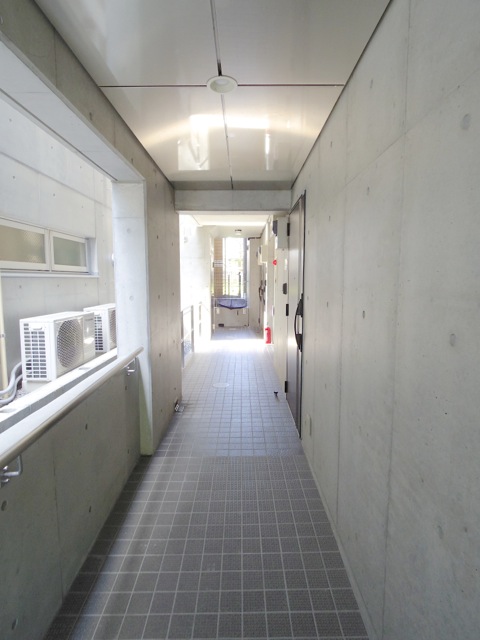 廊下の先がエレベーター。