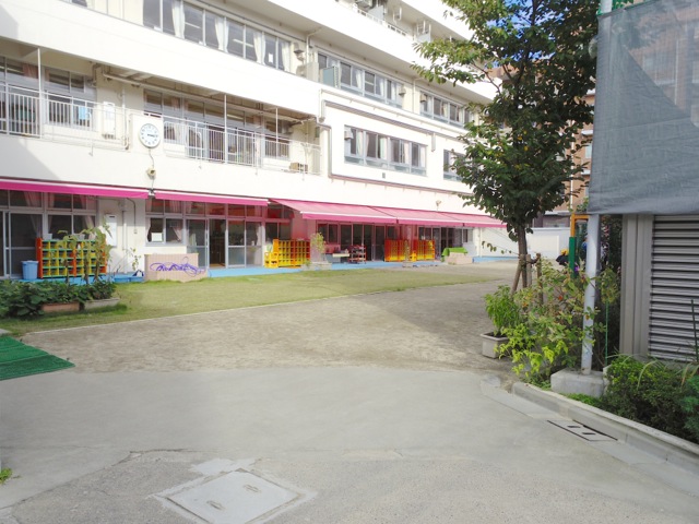 マンション前には幼稚園あり。