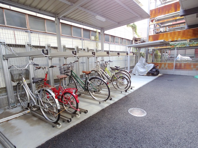 建物奥に駐輪場とバイク置き場あり。