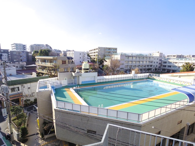 プールの下は渋谷区立富谷図書館♪同じ敷地内に富谷小学校があります。