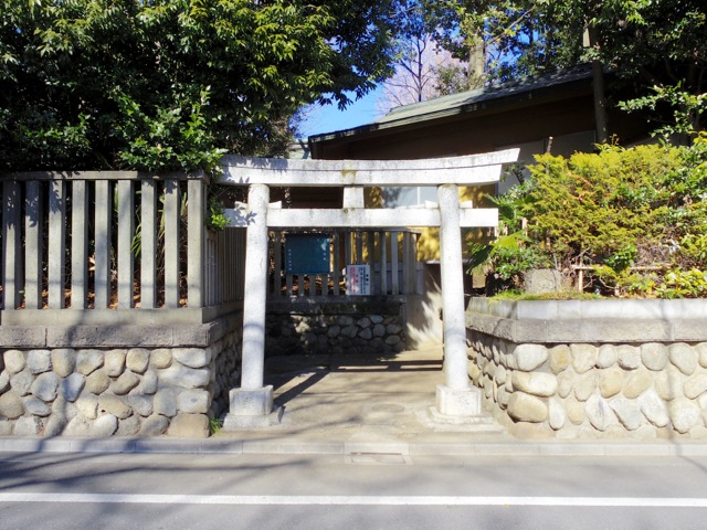 建物のすぐ前から八幡神社に行けます。