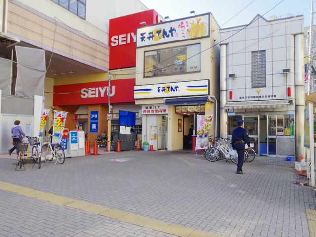駅と併設するスーパーSEIYU。
