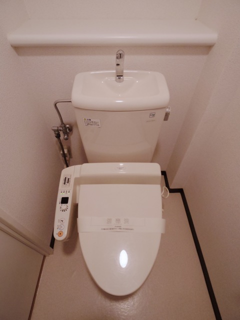 トイレは温水洗浄便座。