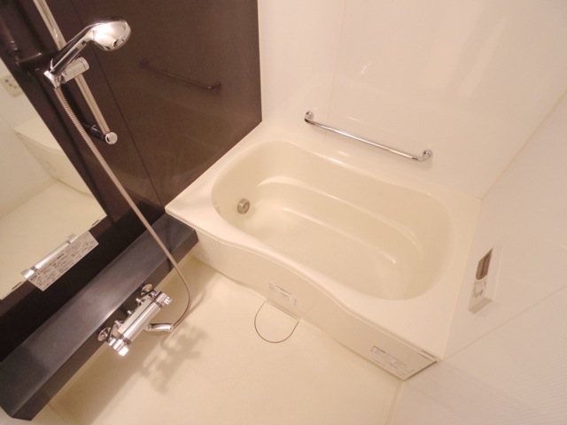 バスルーム＆バスタブ。浴室換気乾燥機も設置されています。