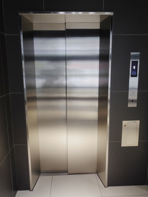 エレベーターで10階へ。。