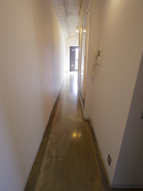 玄関から居室までコンクリートフロアー