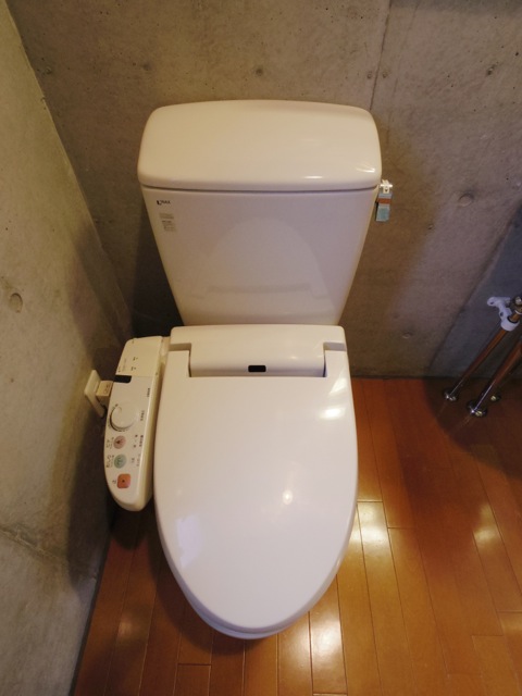 トイレはINAXの温水洗浄便座。