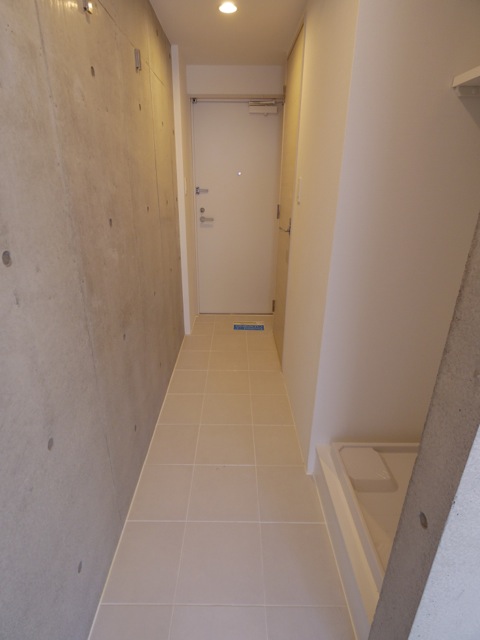 廊下の床はタイル敷き。