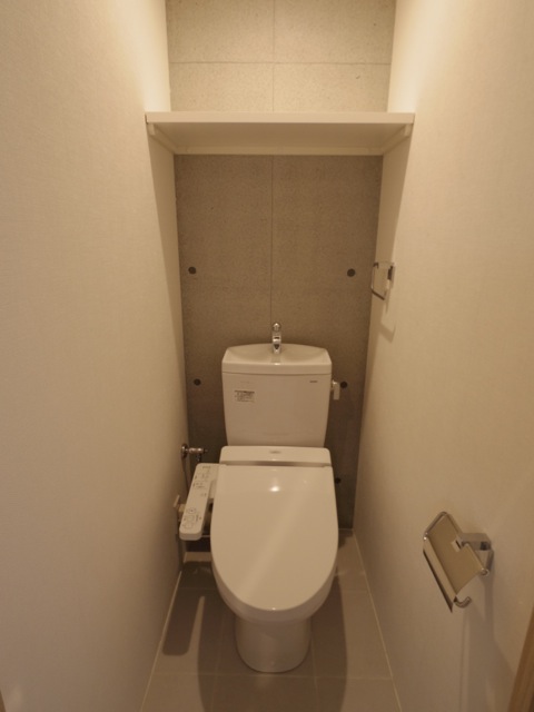 トイレ上部に棚があります。