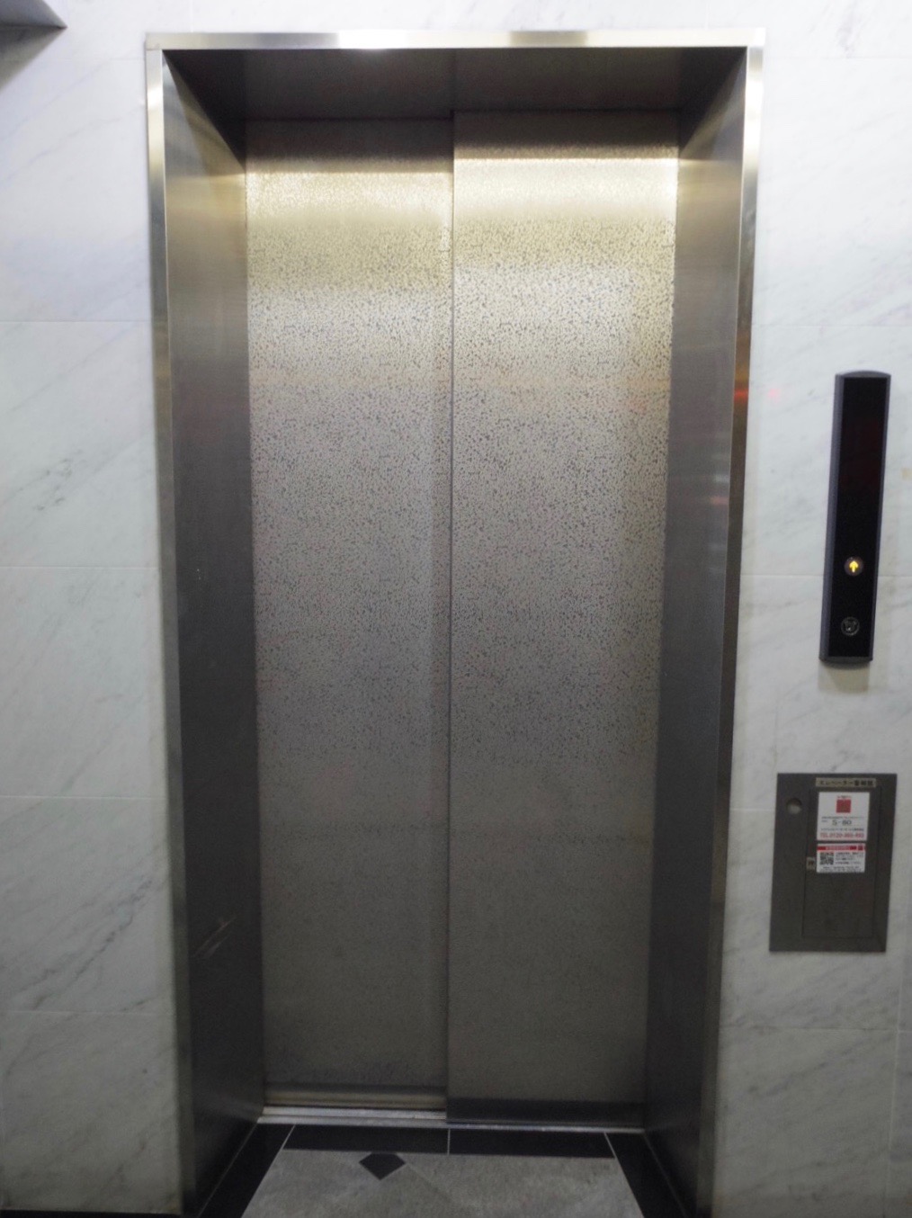 エレベーターで6階へ。