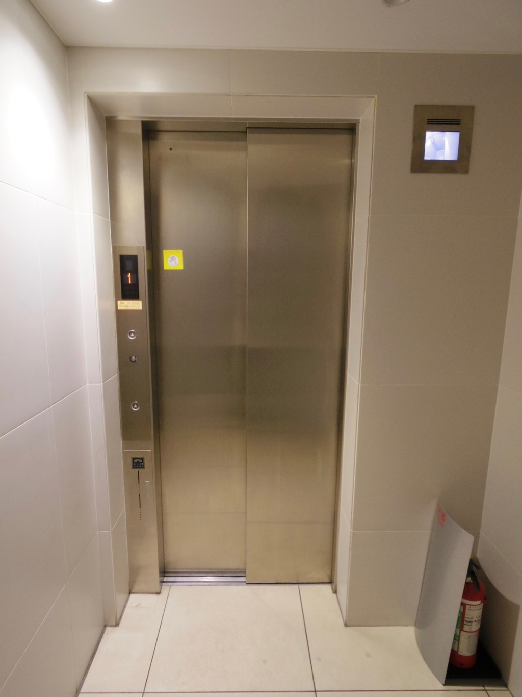 エレベーターで7階へ。