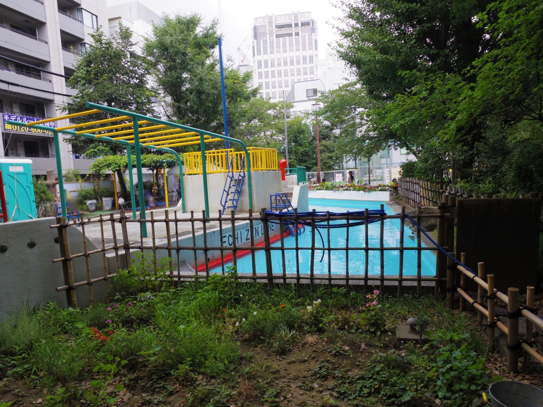 子供専用プールがある隣の公園。もちろん無料です。