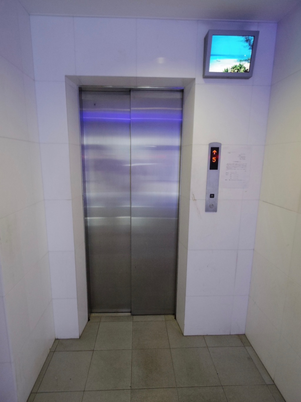 エレベーターと液晶モニター。