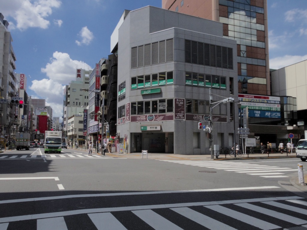 大江戸線の練馬駅前の交差点。