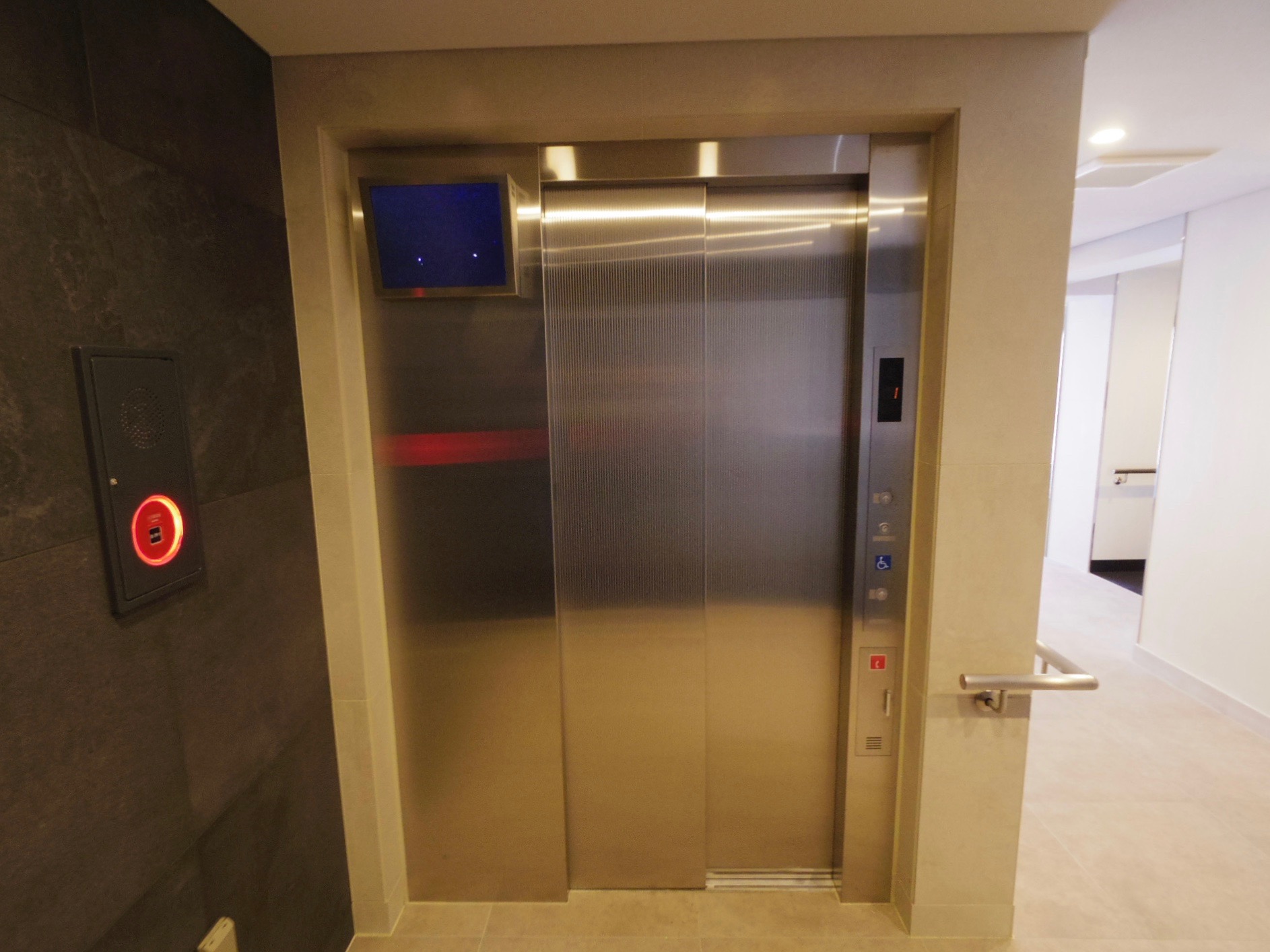エレベーターで5階へ。