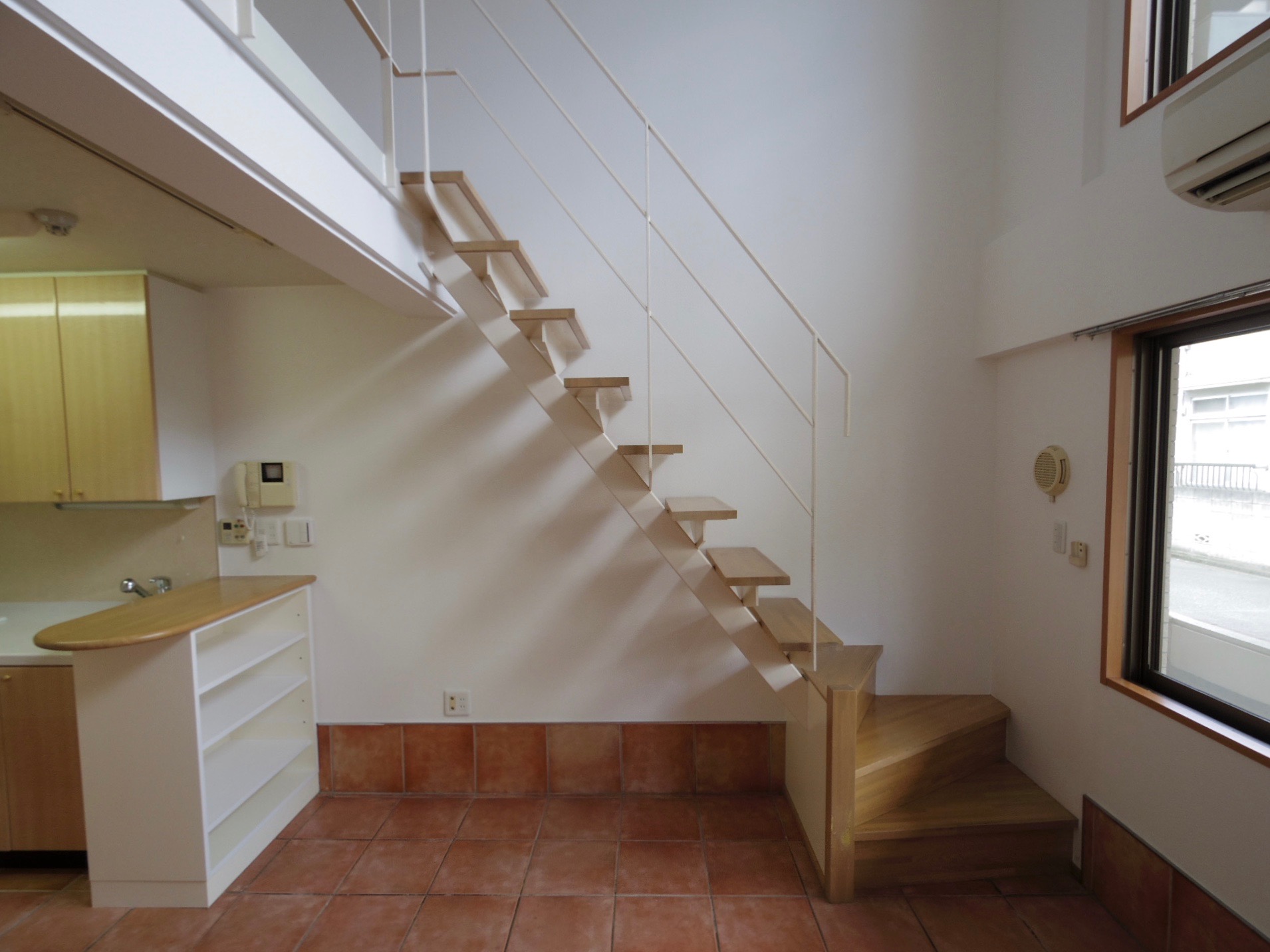 鉄骨製の階段♪タラップは木製。