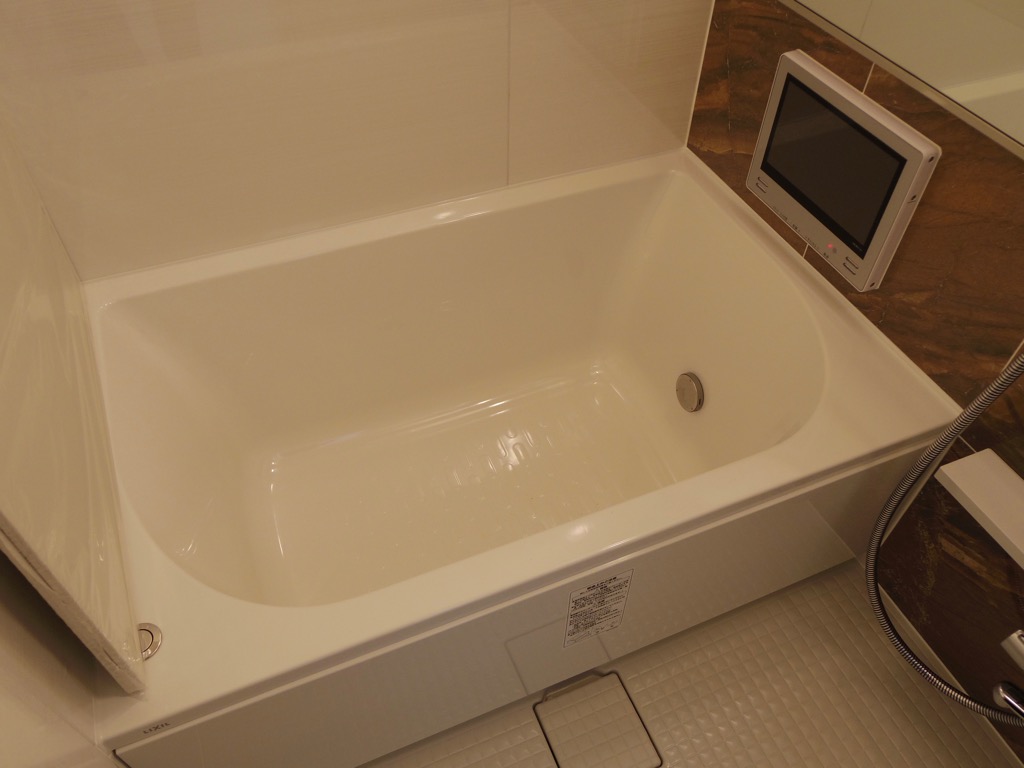 テレビ＆浴室乾燥機も設置されたバスルーム。