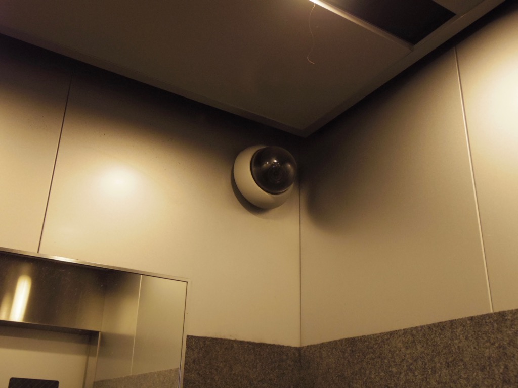 エレベーター内にもカメラあり。