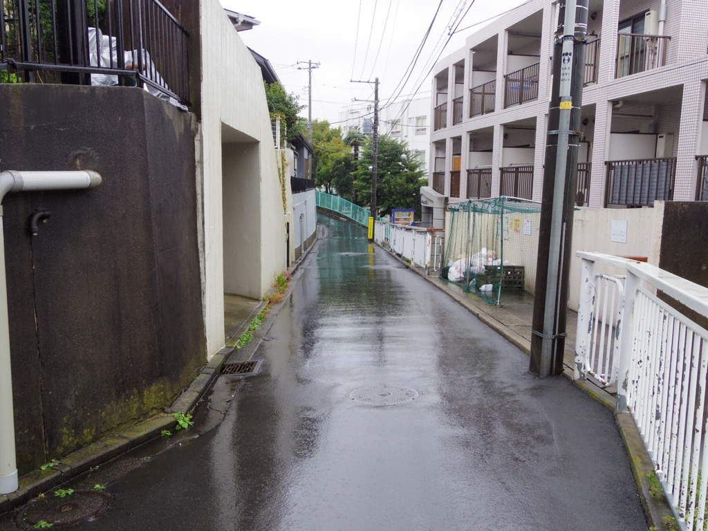建物前の通り。あいにくの雨。