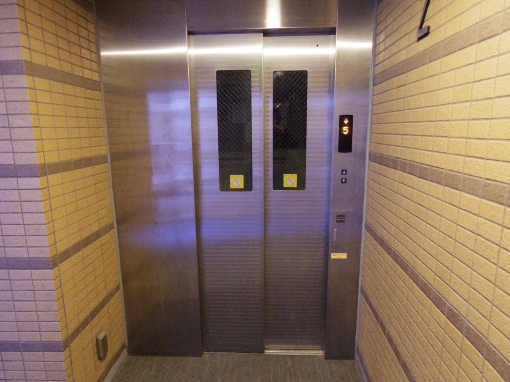 エレベーターで3階のお部屋へ。