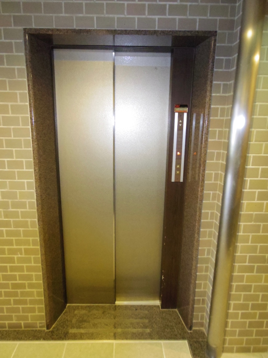 エレベーターで2階へ。
