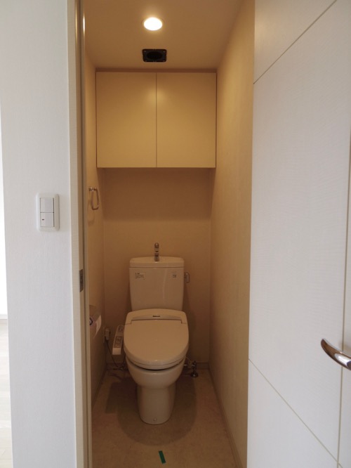 トイレは別室。