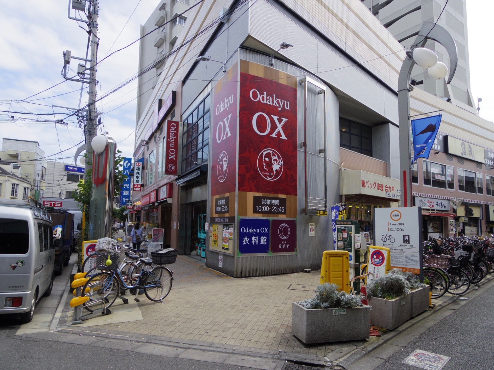 駅前にあるOdakyu-OX