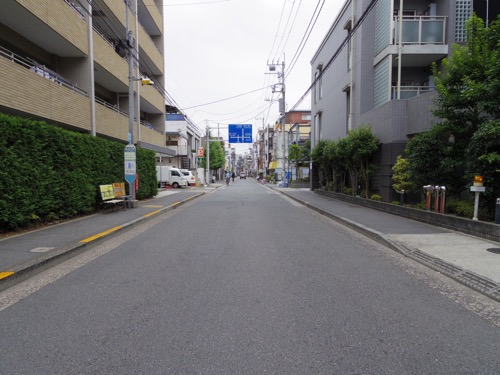 マンション前に　JR大森・蒲田行きのバス停あります