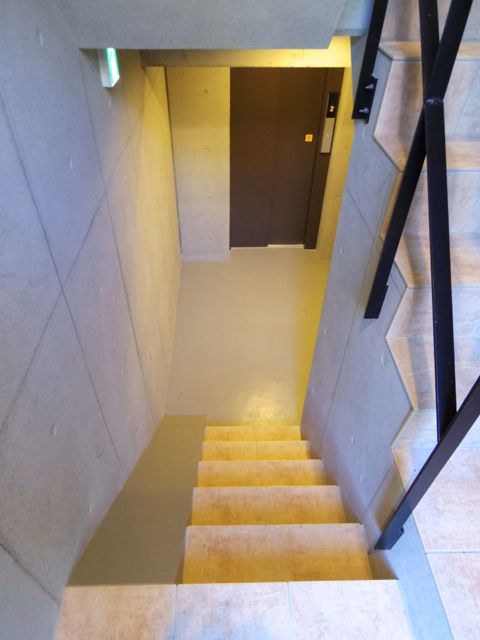 マンション1階入口にスロープと階段が…おりてみると…