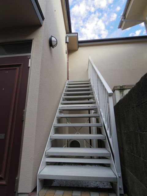 この階段をのぼって、