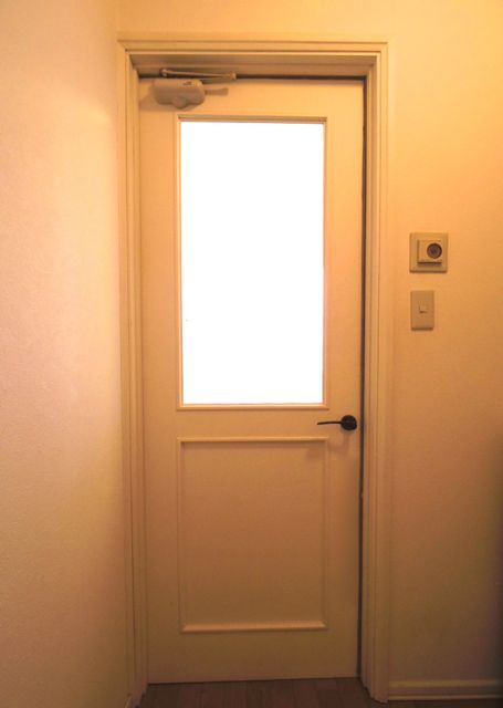 玄関ホール右のドアがお部屋の入り口