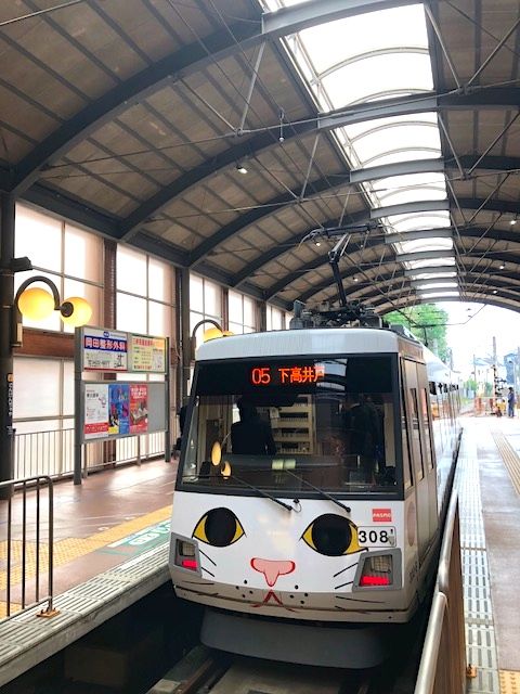 世田谷線三軒茶屋駅では「幸福の招き猫」電車に遭遇♪