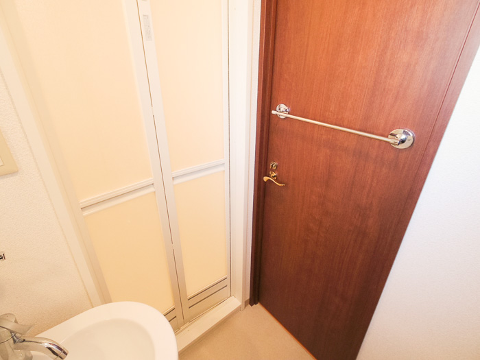 トイレ・バスルームのドアにはタオル掛けが付いています
