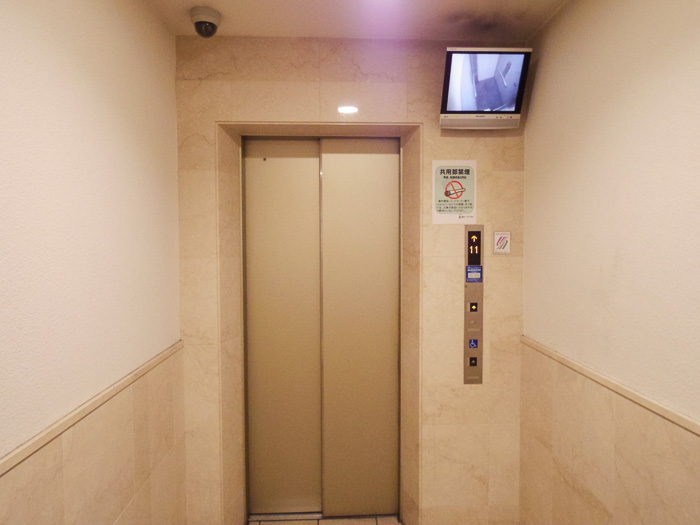 エレベーターにもモニターがあります