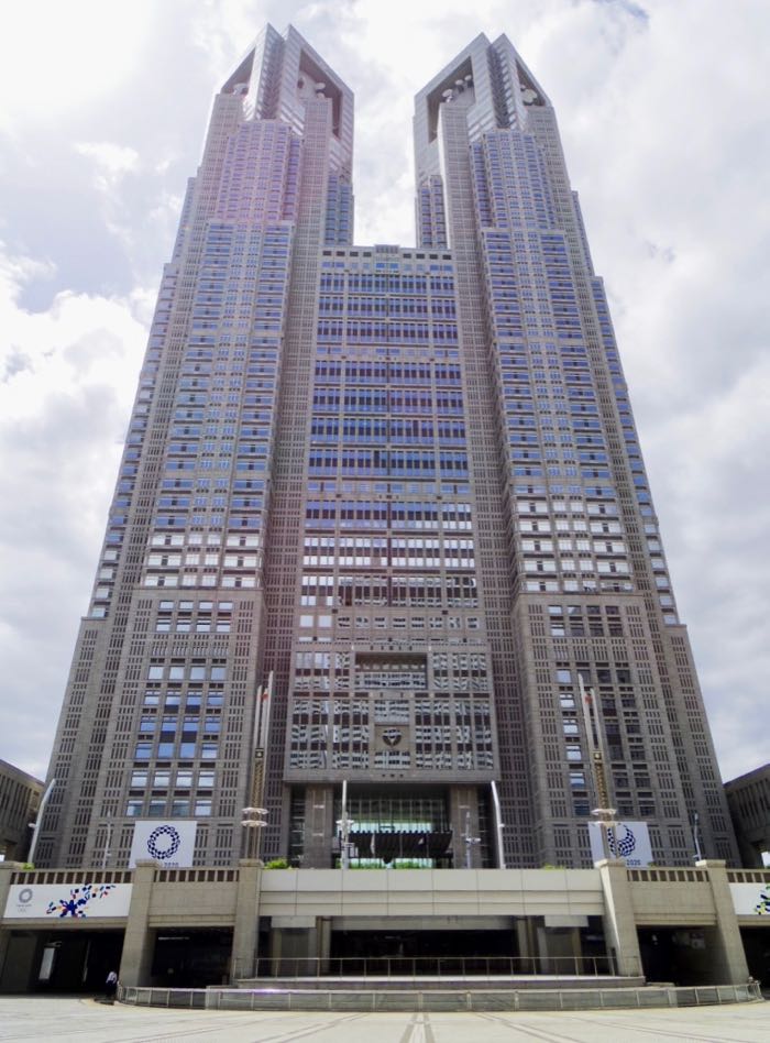 そびえ立つ東京都庁