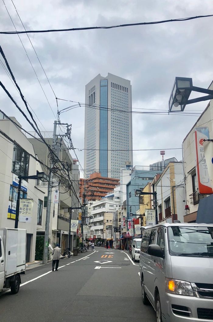 商店街から初台駅方面の眺め　ランドマークは東京オペラシティ