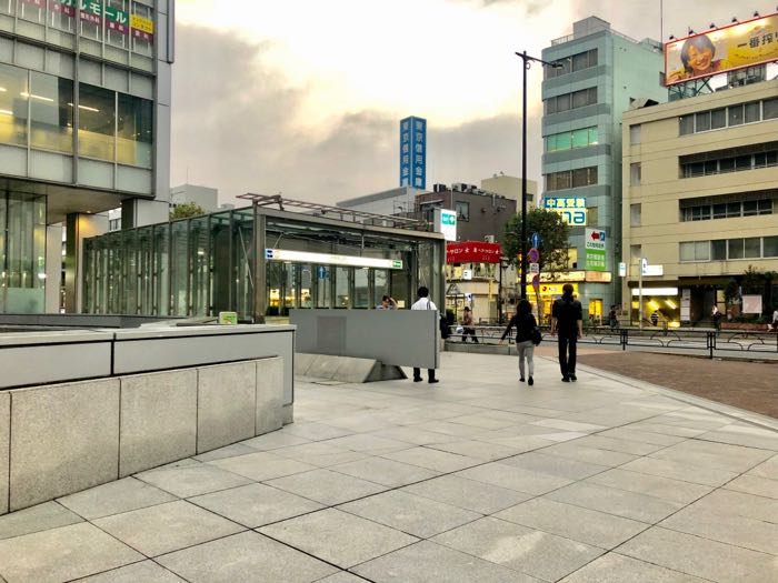 中野坂上駅までは歩いて14分ほどです