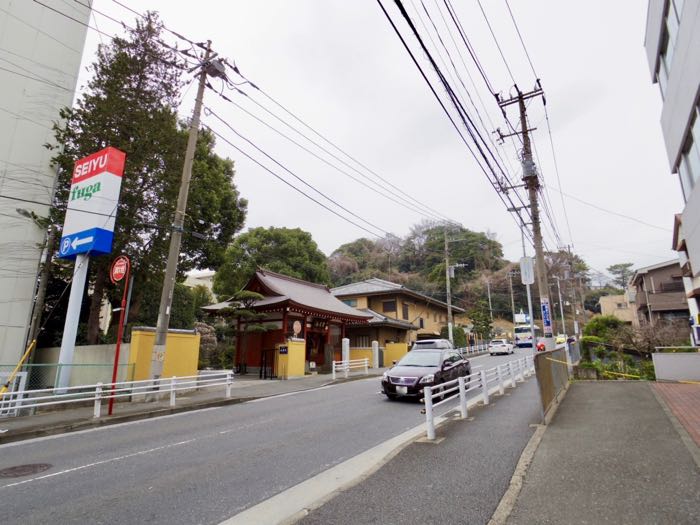 JR鶴見駅西口から続くゆるやかな坂　写真左奥は總持寺の広大な境内です