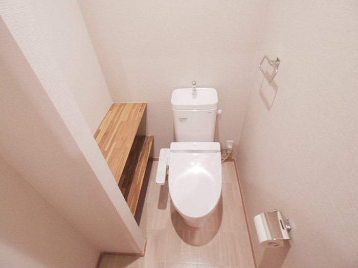 トイレには小さな棚があります