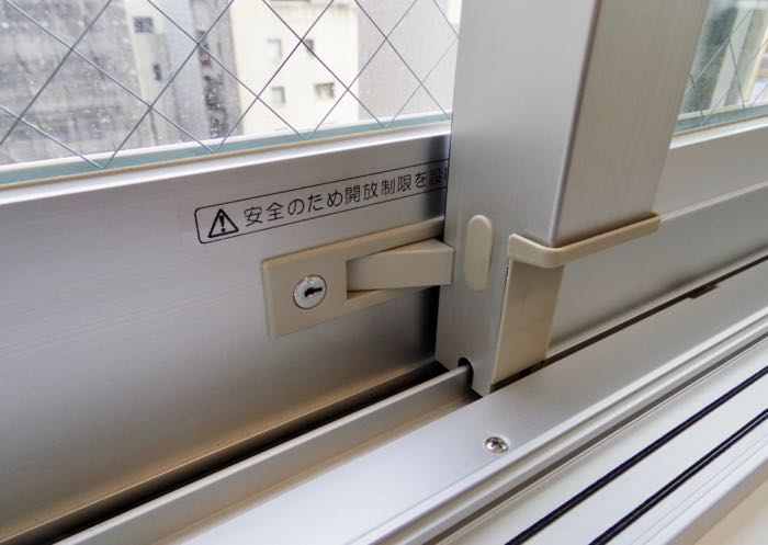 窓には開放制限ストッパー