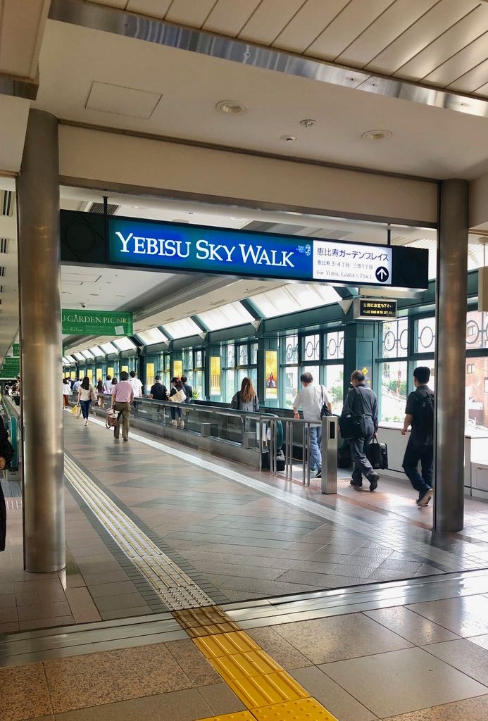 恵比寿駅とガーデンプレイスを結ぶ「 YEBISU SKY WALK」