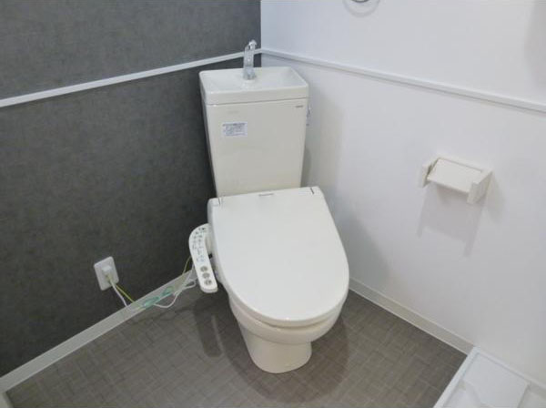 人間用トイレの横に猫トイレ置場スペースを用意しています