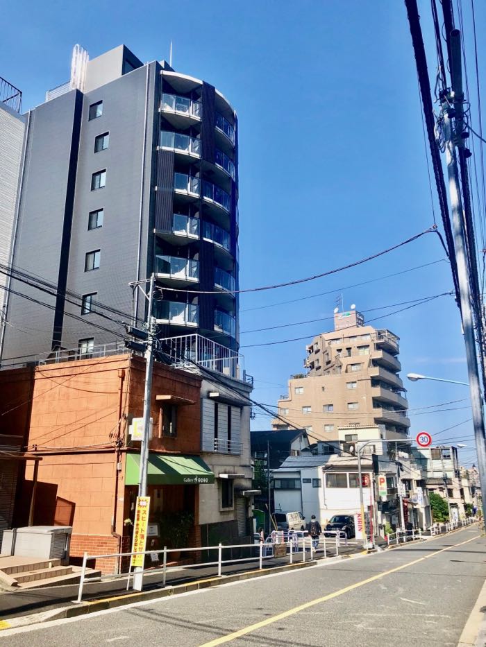 2019年7月築　夏目坂沿いに建つマンション