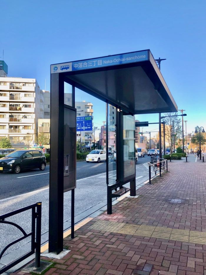 目の前のバス停は新宿駅西口行き