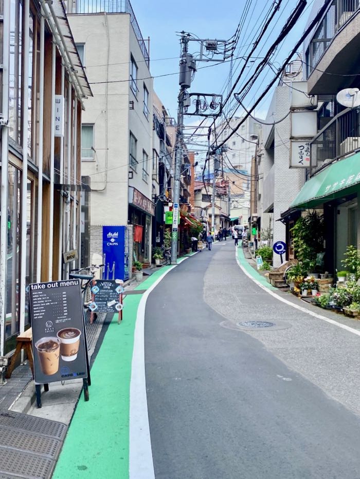 裏渋谷通りには隠れ家的飲食店もたくさん